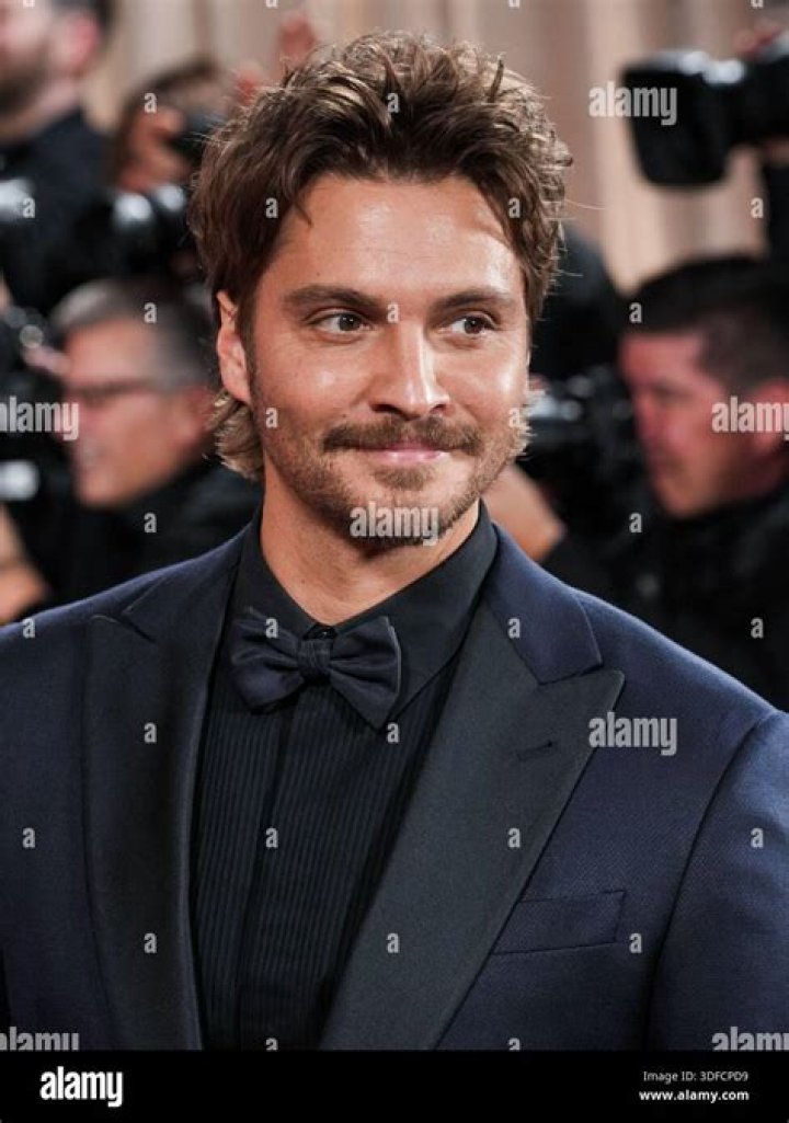 Luke Grimes Height, Weight, Net Worth, Age, Birthday, Wikipedia, Who, Nationality, Biography