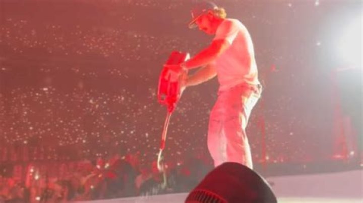 Morgan Wallen Caught Pouring Drink Down a Woman’s Top in a Bar, Watch Video