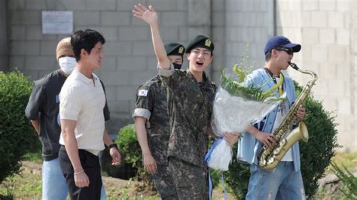
PENTAGON’s Hongseok faces early discharged from military service due to health concerns. 