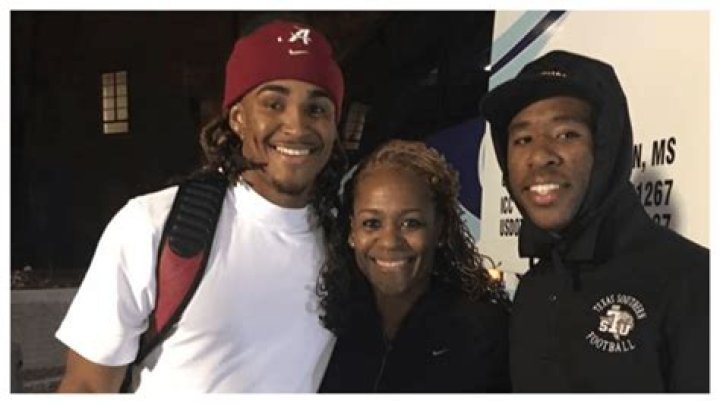 
Unseen Jalen Hurts Parents and Siblings Photos, Mother Pamela & Dad Averion 